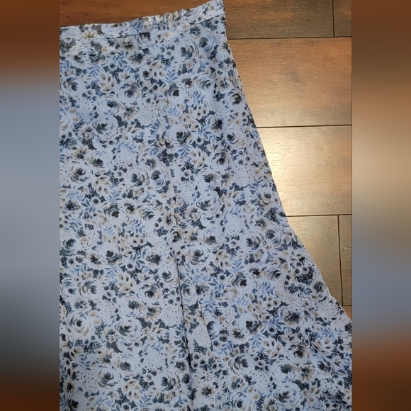 Jaclyn Smith Floral Flowy Skirt - Picture 2 of 4